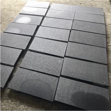 Kinijos liepsnojančio juodo granito naujos G684 plytelės, skirtos grindų sienų dangai, plaukimui